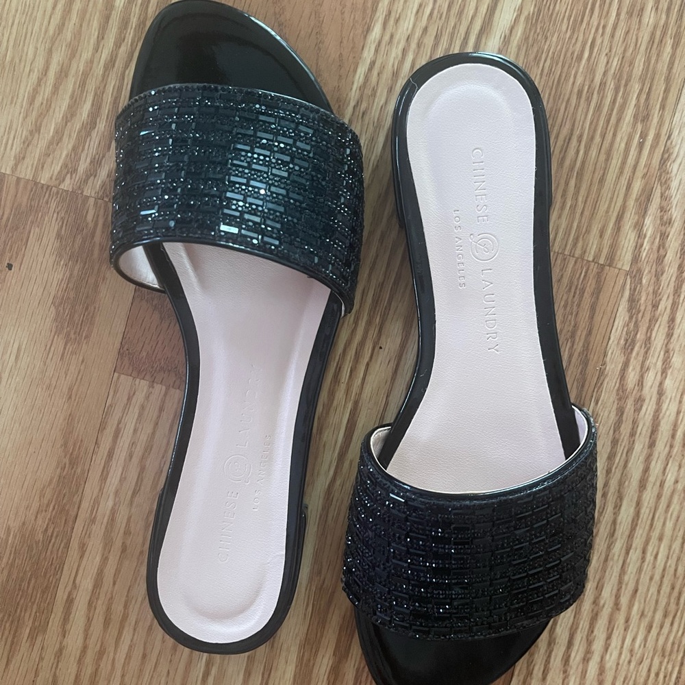 CHINESE LAUNDRY PHILIPPA FLAT SANDAL